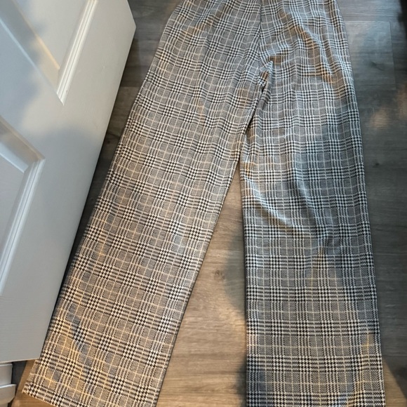 Max Studio houndstooth Wide-Leg Trousers in Black & White. Elastic waist. - Picture 6 of 11